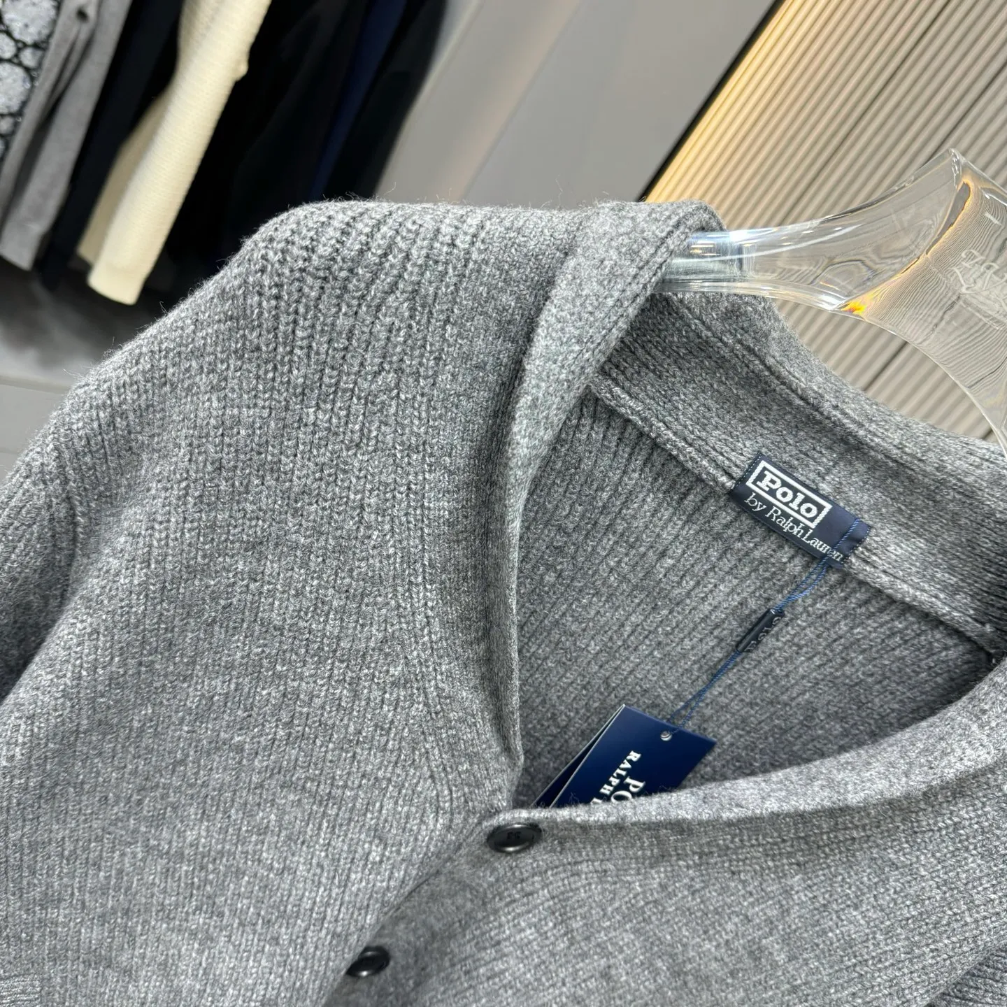 P260 LF Ralph Lauren 25FW Taoist robe sweater is made of top-grade cashmere yarn. The new autumn and winter Oblique jacquard knitted cashmere sweater has a double-sided wearable design and is made of high-quality cashmere material. After fine weaving process, it presents a soft and comfortable touch and excellent thermal performance. The iconic Oblique jacquard pattern is perfectly presented through precision knitting technology. It can be worn on both sides, showing different style charms. The round neck design is simple and elegant, suitable for various matching occasions. Exquisite knitting technology ensures that the clothes are not easily deformed and remain crisp and long-lasting. The double-sided design concept reflects LV's perfect balance of practicality and fashion. Each sweater undergoes strict quality inspection to ensure that the quality meets the brand's consistently high standards. This knitted item combines warmth and style, making it an exquisite addition to your autumn and winter wardrobe. Size:S/M/L/XL